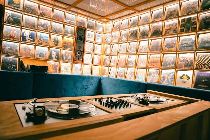 Due giradischi e il mixer sulla console